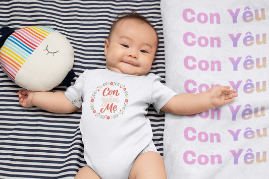 "Con Yêu Mẹ" Baby Onesie — Vietnamese American 'I Love Mom' Newborn Bodysuit, Cute Mother's Day Baby Gift