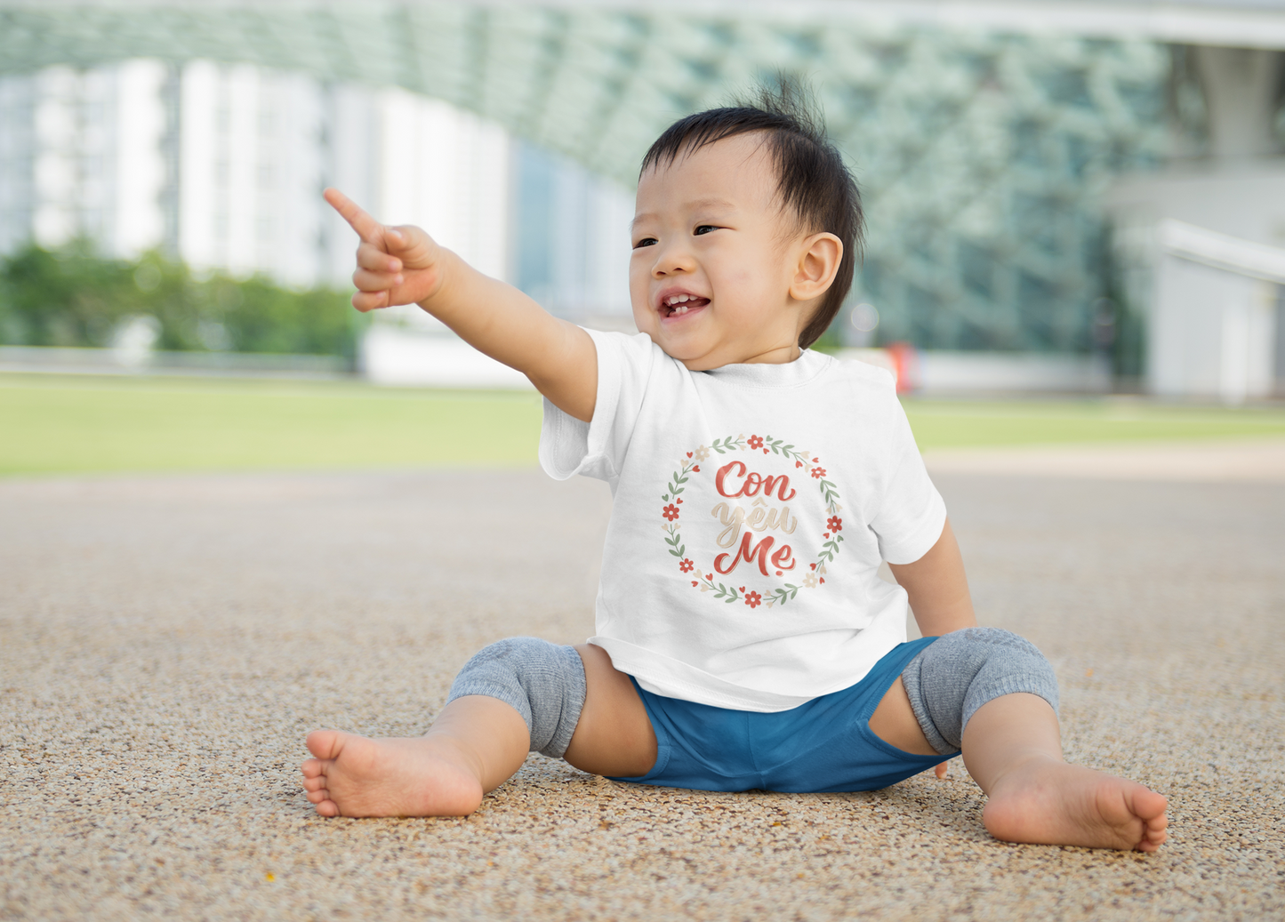 "Con Yêu Mẹ" Toddler Short Sleeve Tee — Vietnamese American Child Loves Mom Kids Shirt, Premium Cotton Bond Gift